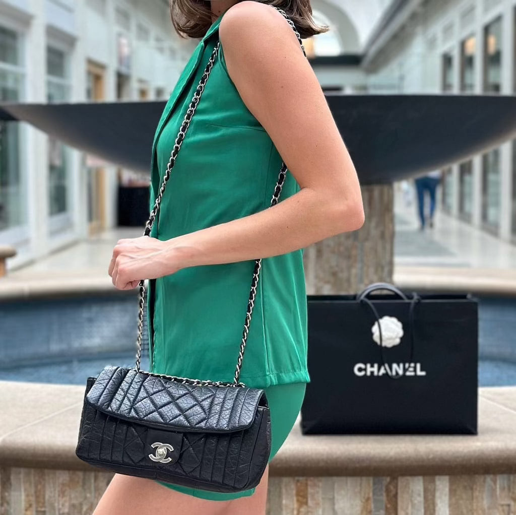 Sleeveless Green Vest and Black Chanel Bag for Casual Cool Sleeveless Green Vest and Black Chanel Bag for Casual Cool — Chanel Bag Outfits