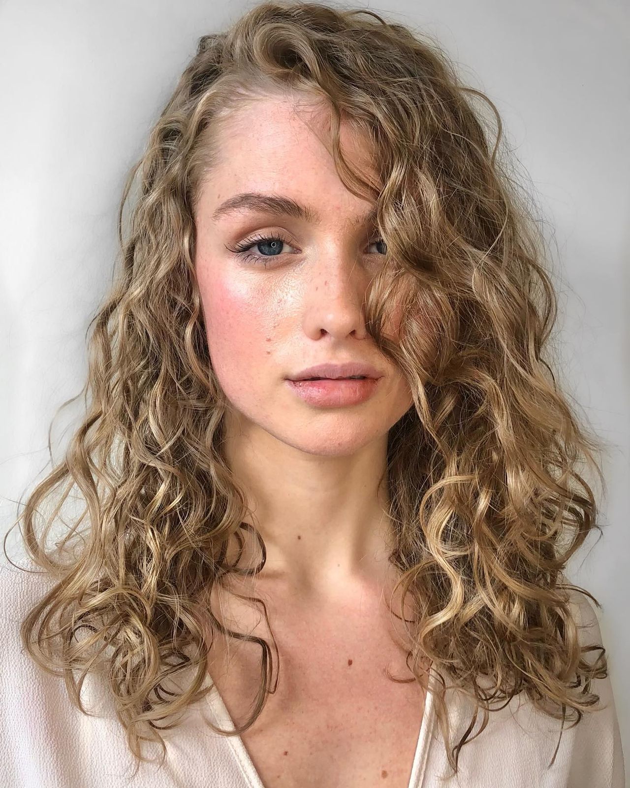 Loose Spiral Curls on Blonde Hair Loose Spiral Curls on Blonde Hair — Spiral Perm