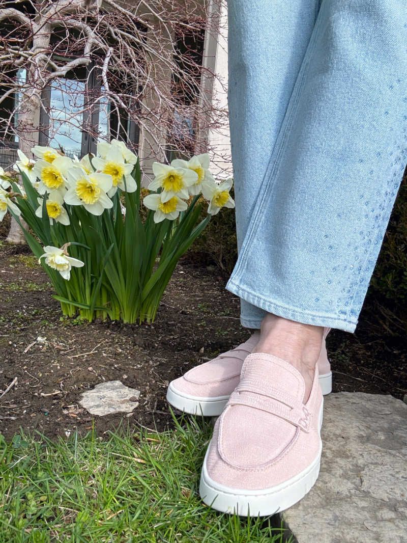 Playful Pink Suede Loafers with Wide-Leg Jeans Playful Pink Suede Loafers with Wide-Leg Jeans — Platform Loafers Outfits