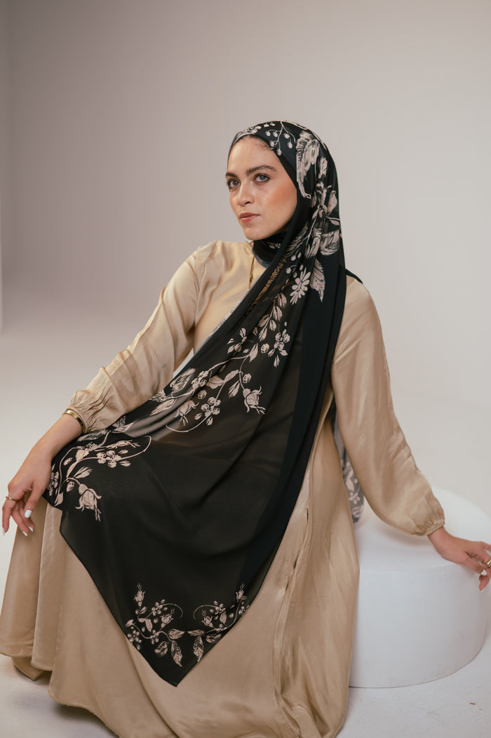 Beige Dress with Floral Print Hijab for a Delicate Casual Look Beige Dress with Floral Print Hijab for a Delicate Casual Look — Casual Hijab Outfits