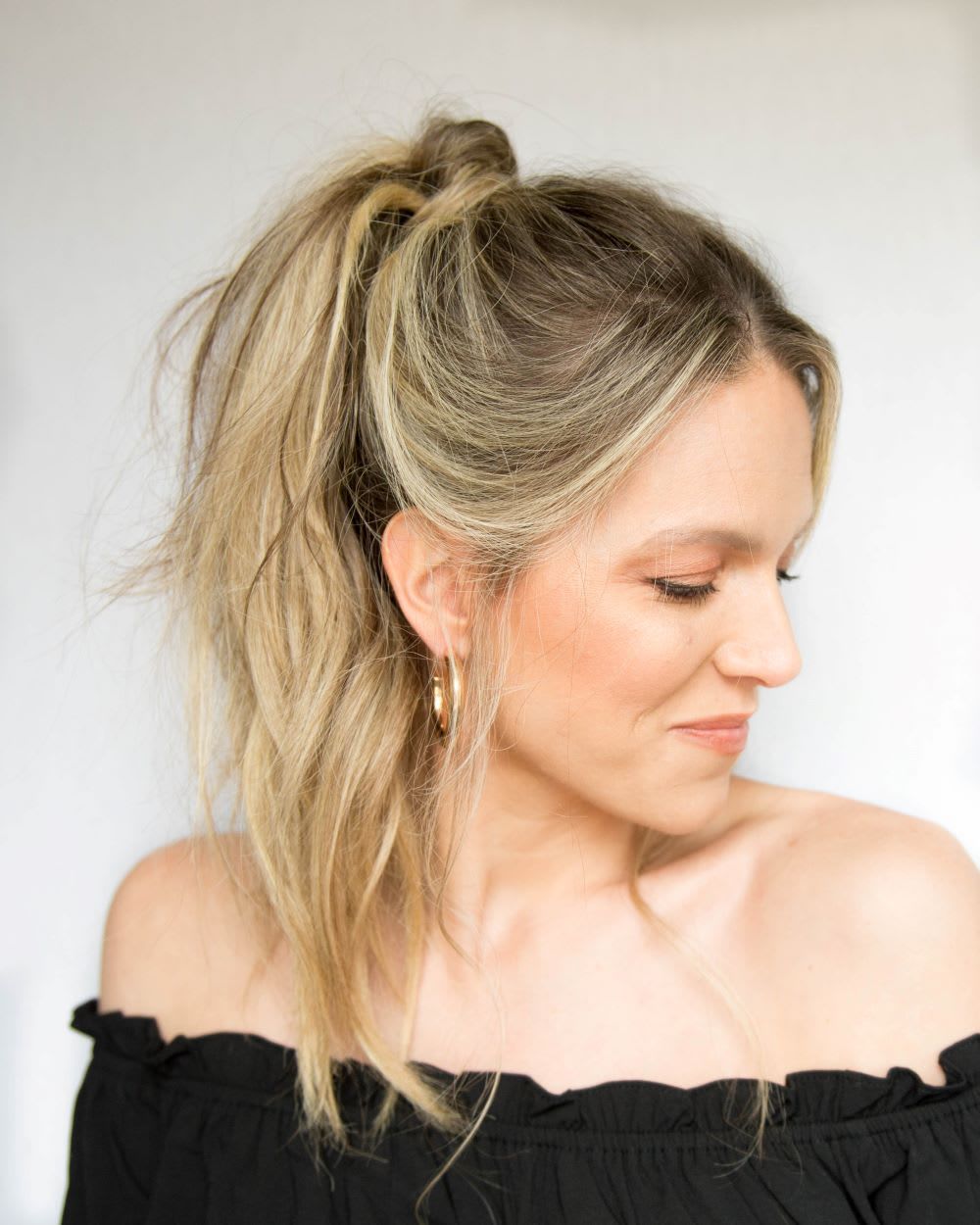Messy Blonde Ponytail with Bangs Messy Blonde Ponytail with Bangs — Ponytail with Curtain Bangs