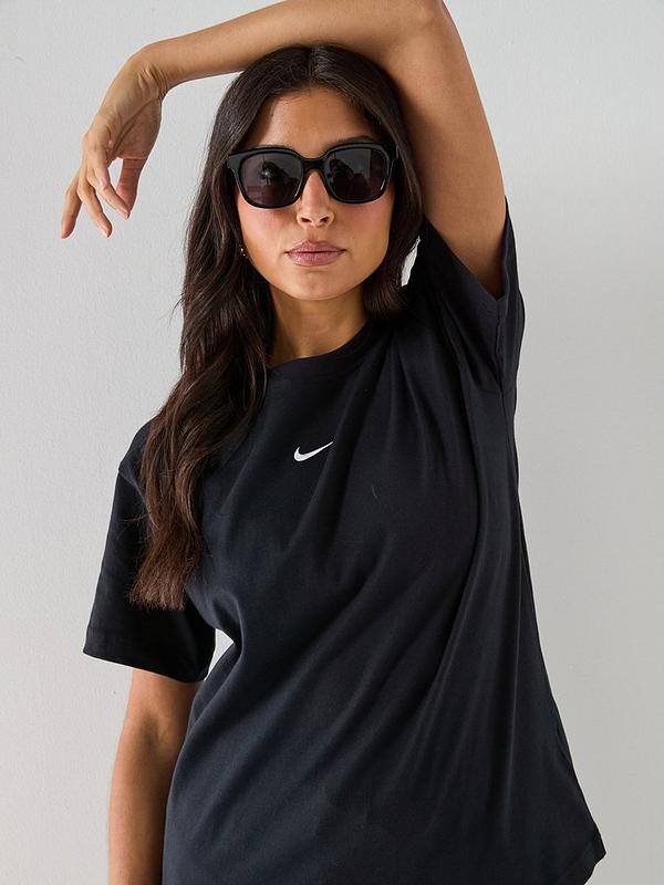 Relaxed Fit Black Nike T-Shirt for Everyday — Nike Outfits