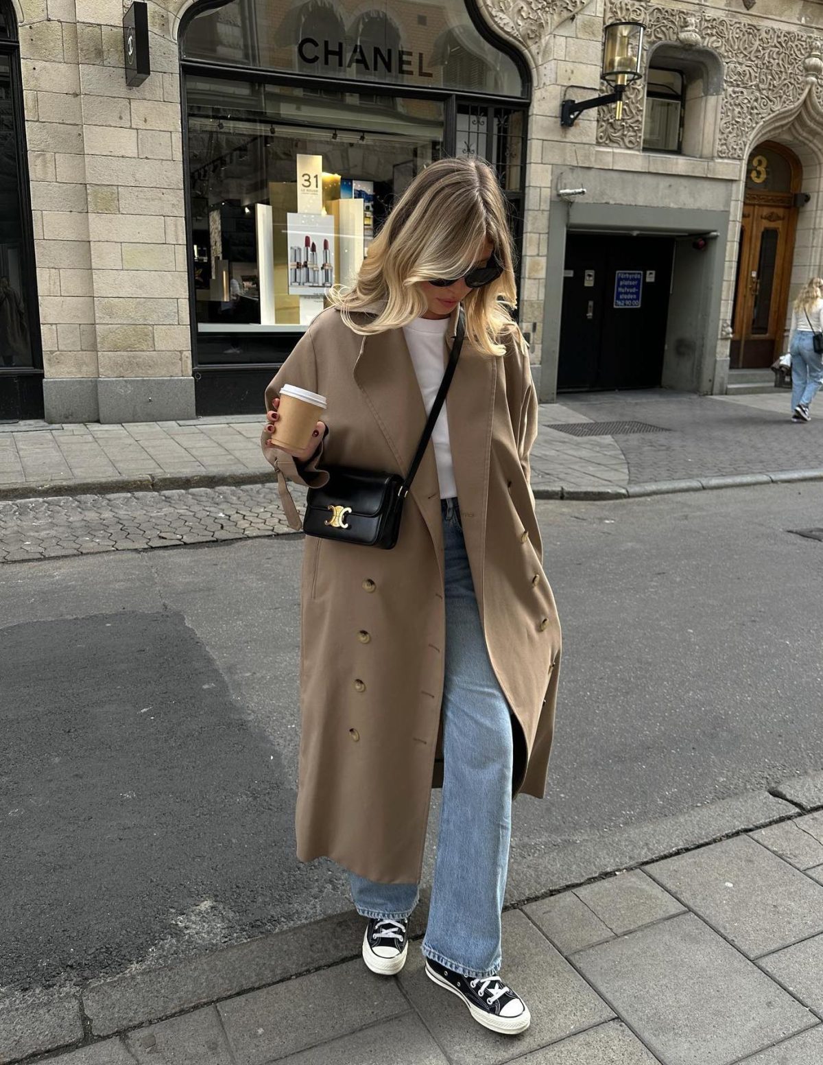 Casual Beige Trench Coat with Sneakers and Crossbody — Trench Coat Outfits