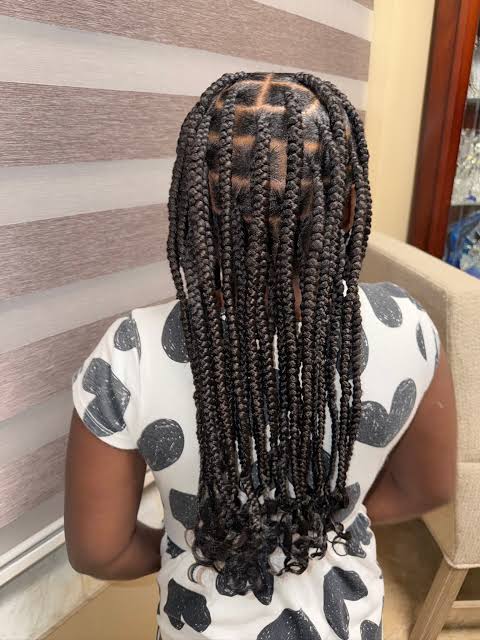 Wavy Knotless Braids Square Parting