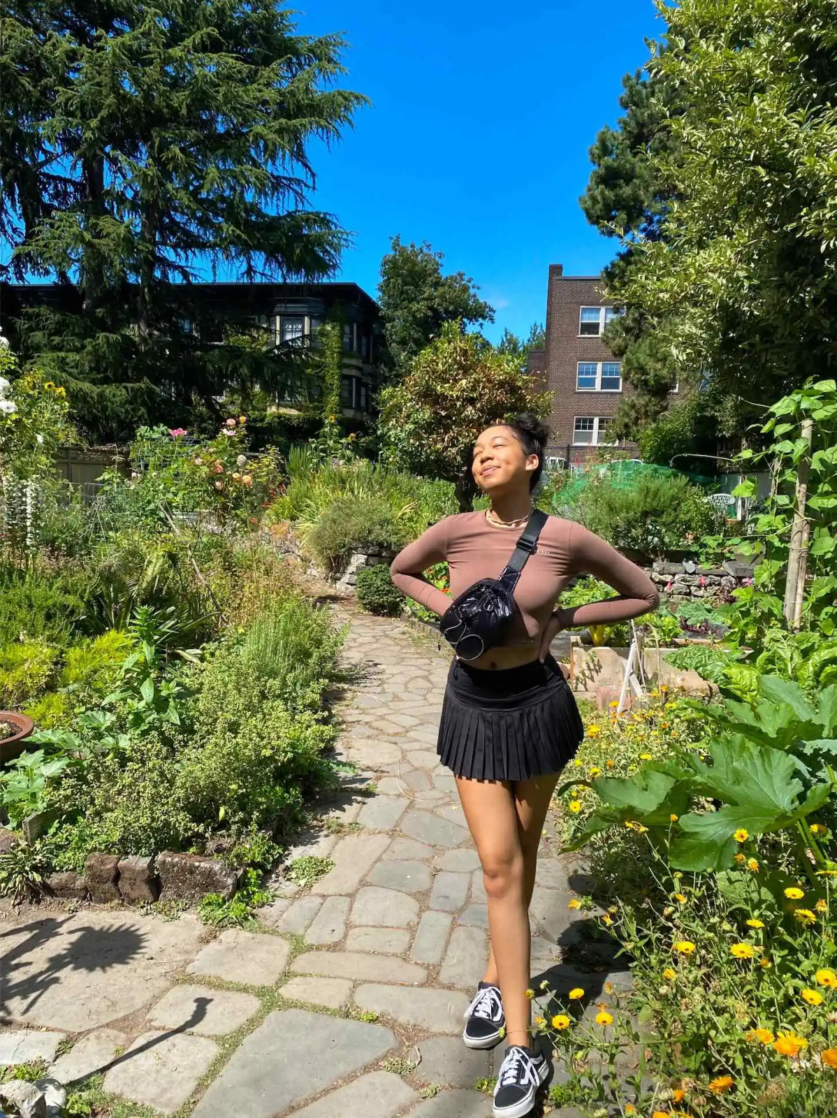 Brown Crop Top and Pleated Mini Skirt for a Sporty-Chic Contrast Brown Crop Top and Pleated Mini Skirt for a Sporty-Chic Contrast — Sporty Chic Outfits
