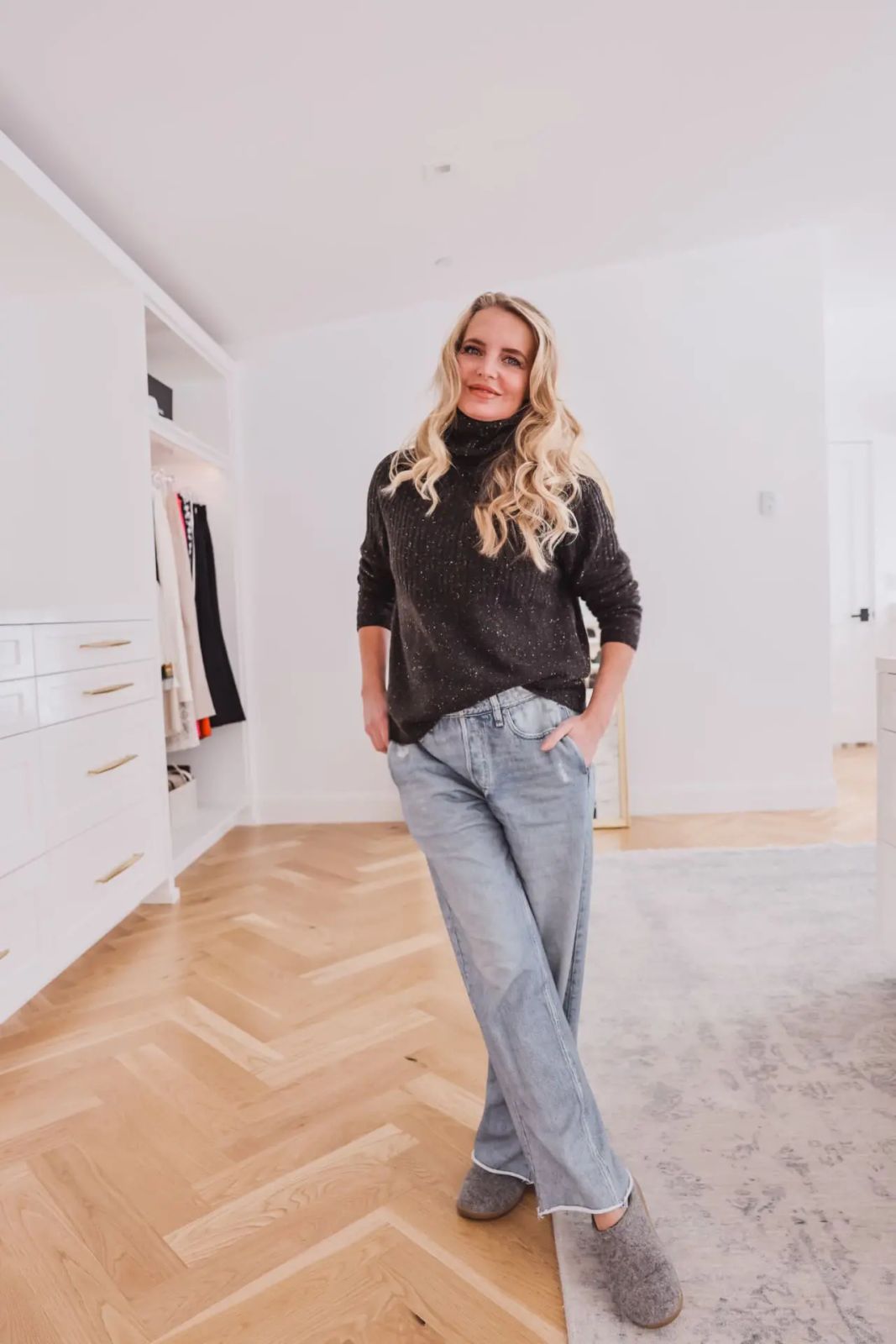 Speckled Turtleneck Sweater and Relaxed Jeans for a Cozy WFH Look Speckled Turtleneck Sweater and Relaxed Jeans for a Cozy WFH Look — Work From Home Outfits