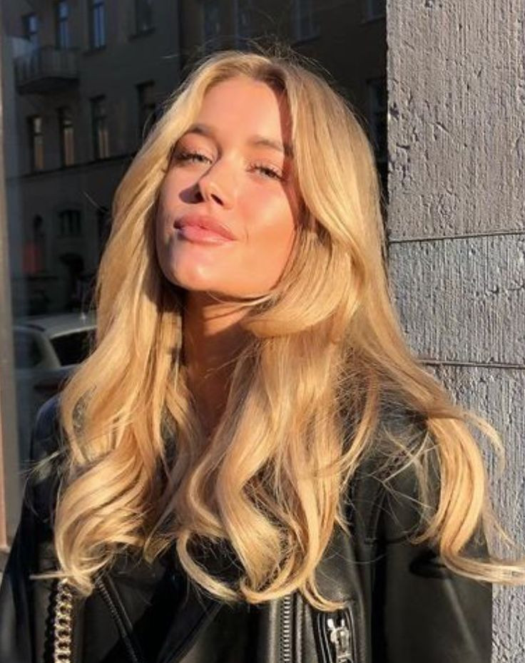 Collarbone Blonde With Caramel Highlights Collarbone Blonde With Caramel Highlights — Caramel Blonde