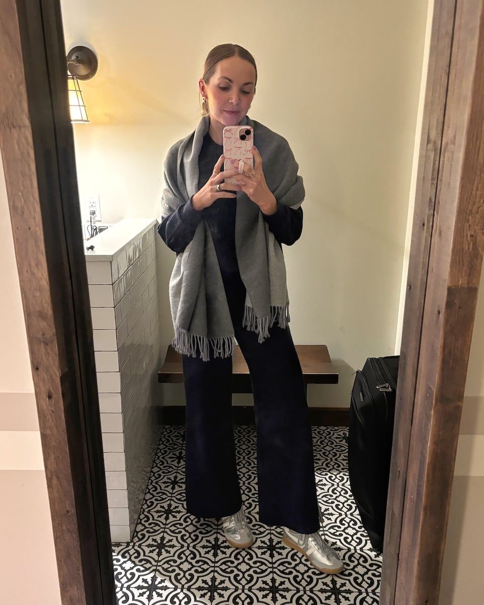 Wide-Leg Trousers and Metallic Sneakers for Comfortable Business Travel Wide-Leg Trousers and Metallic Sneakers for Comfortable Business Travel — Business Trip Outfits