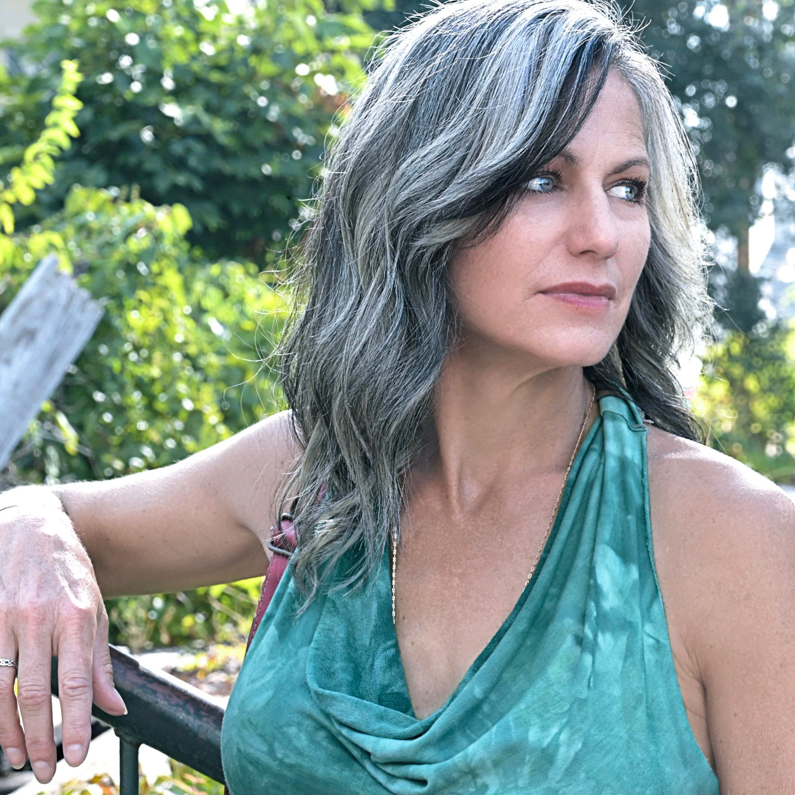 Collarbone Lob With Dark Roots — Salt and Pepper Hair