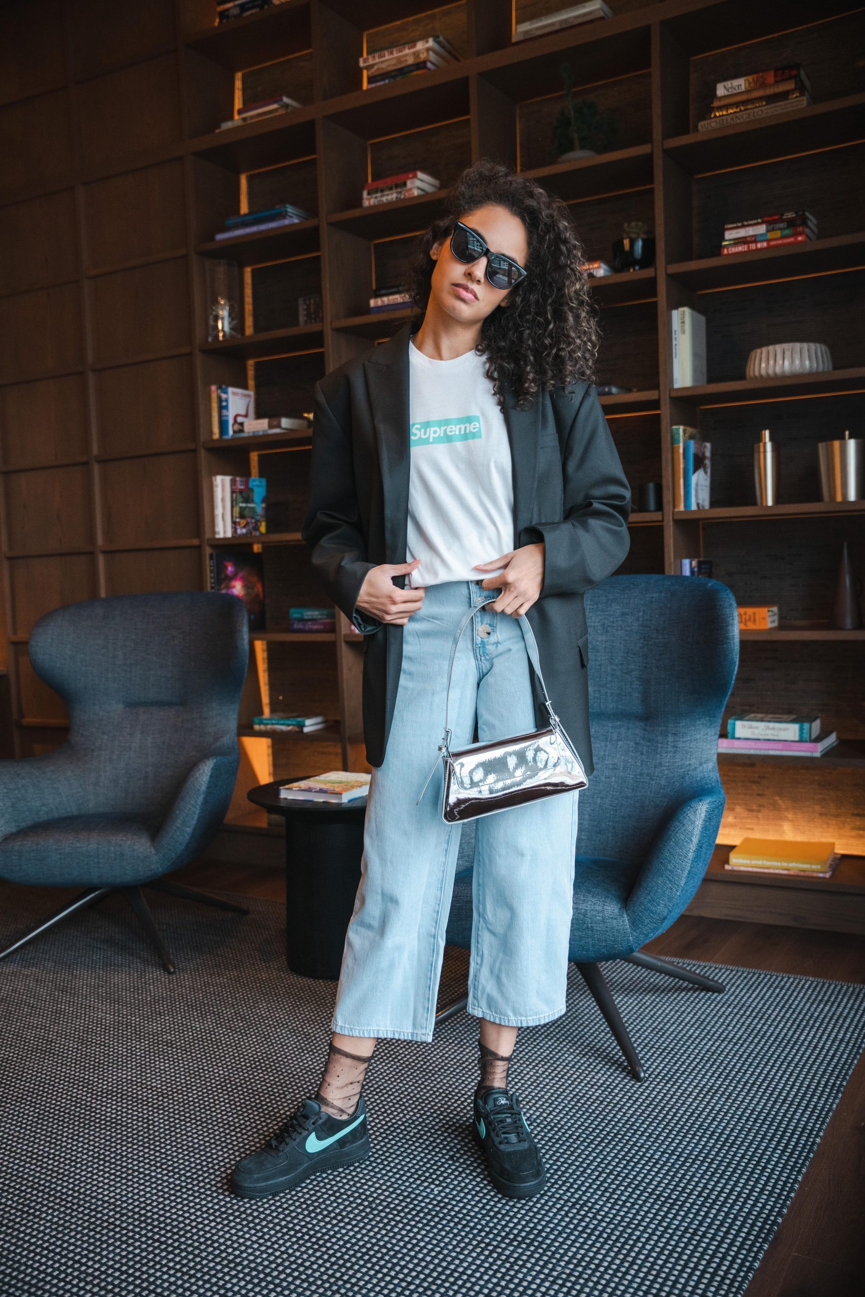Streetwear Ensemble: Black Air Force 1s with Wide-Leg Jeans and a Blazer — Air Force 1 Outfits