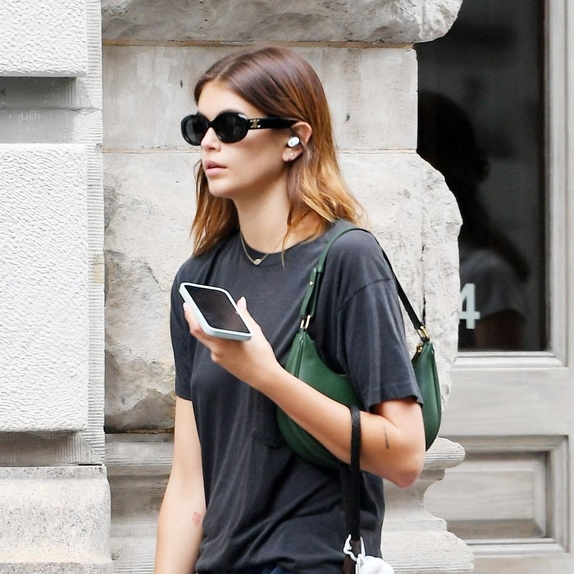 Minimalist Grey T-Shirt and Jeans with a Vibrant Green Shoulder Bag Minimalist Grey T-Shirt and Jeans with a Vibrant Green Shoulder Bag — Bottega Veneta Bag Outfits