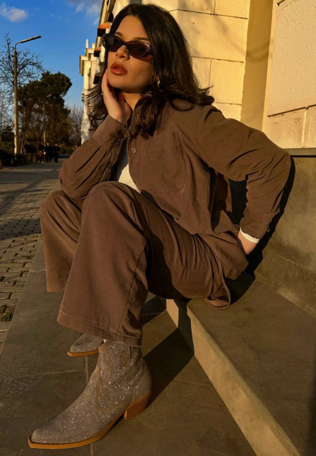 Sparkly Cowboy Boots Paired with Corduroy Trousers Sparkly Cowboy Boots Paired with Corduroy Trousers — Cowboy Boots with Jeans Outfits