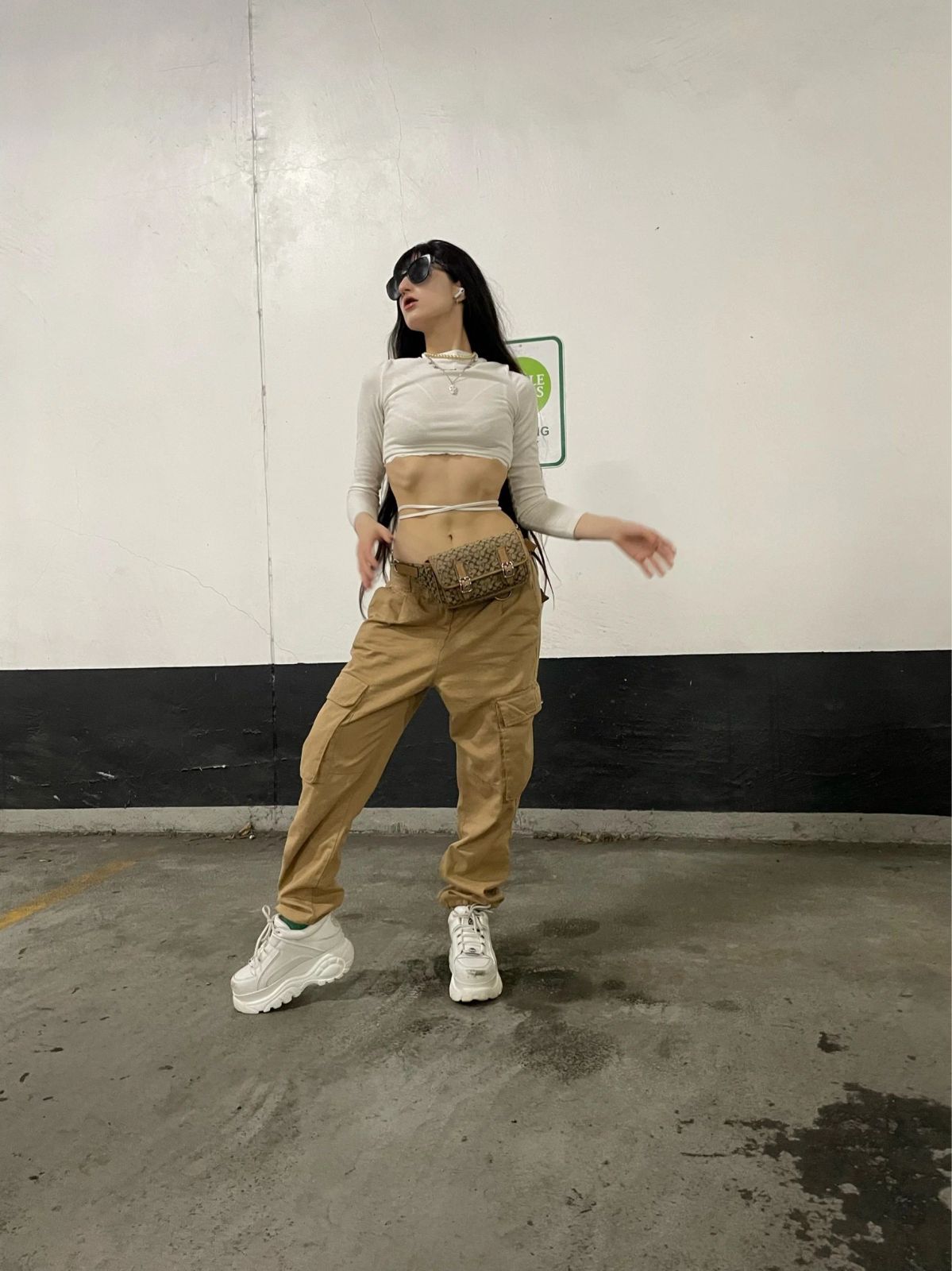 Cargo Pants and Crop Top with White Platform Sneakers Cargo Pants and Crop Top with White Platform Sneakers — Platform Sneakers Outfits