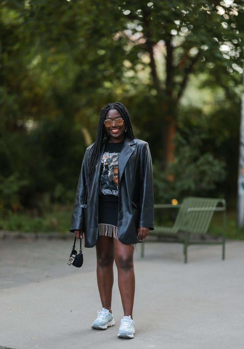 Fringed Mini Skirt with Leather Blazer and Sneakers Fringed Mini Skirt with Leather Blazer and Sneakers — Sneakers with Skirt Outfits