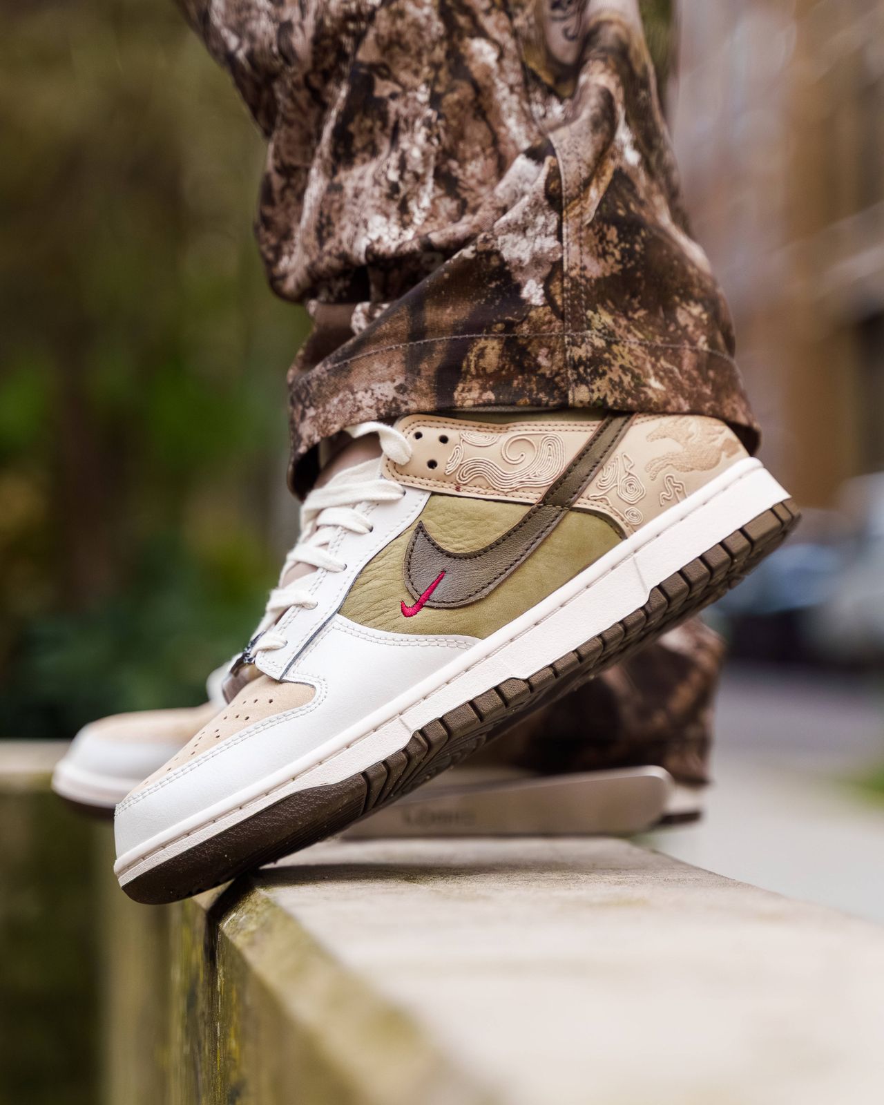 Olive Green Accented Dunks with Camouflage Trousers Olive Green Accented Dunks with Camouflage Trousers — Nike Dunk Outfits