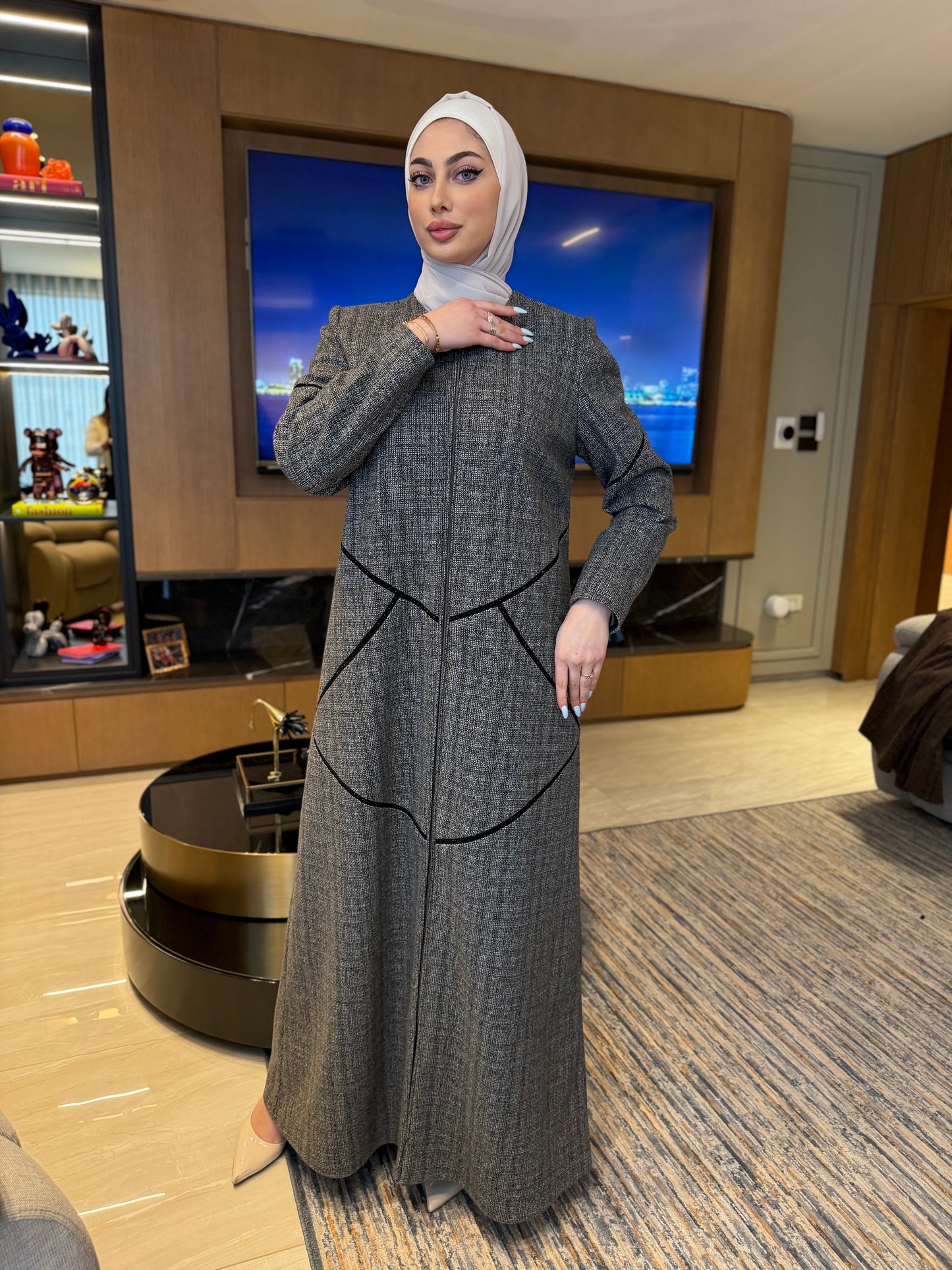 Grey Abaya with Black Trim for a Textured Casual Look Grey Abaya with Black Trim for a Textured Casual Look — Casual Hijab Outfits