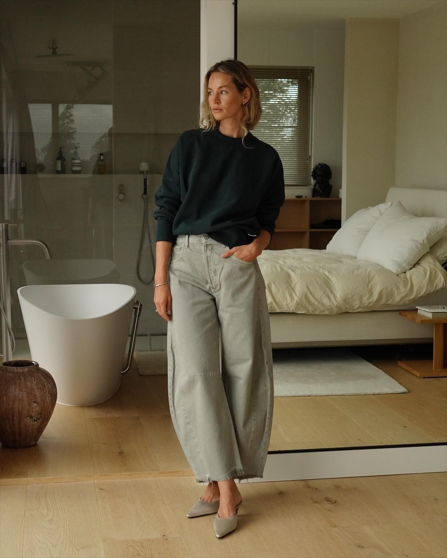 Voluminous Grey Barrel Jeans with Crew Neck Sweatshirt Voluminous Grey Barrel Jeans with Crew Neck Sweatshirt — Barrel Jeans Outfits