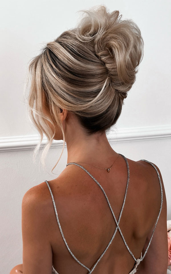 Textured Ash Blonde Twist with Face-Framing Pieces Textured Ash Blonde Twist with Face-Framing Pieces — French Twist