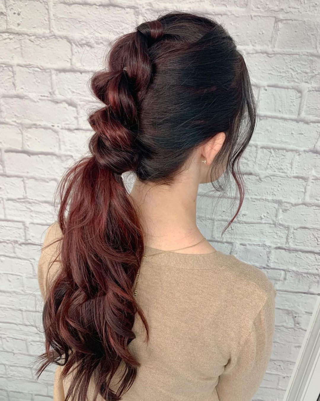 40 Best Hairstyles for Greasy Hair to Hide Oily Roots and Strands in 2026