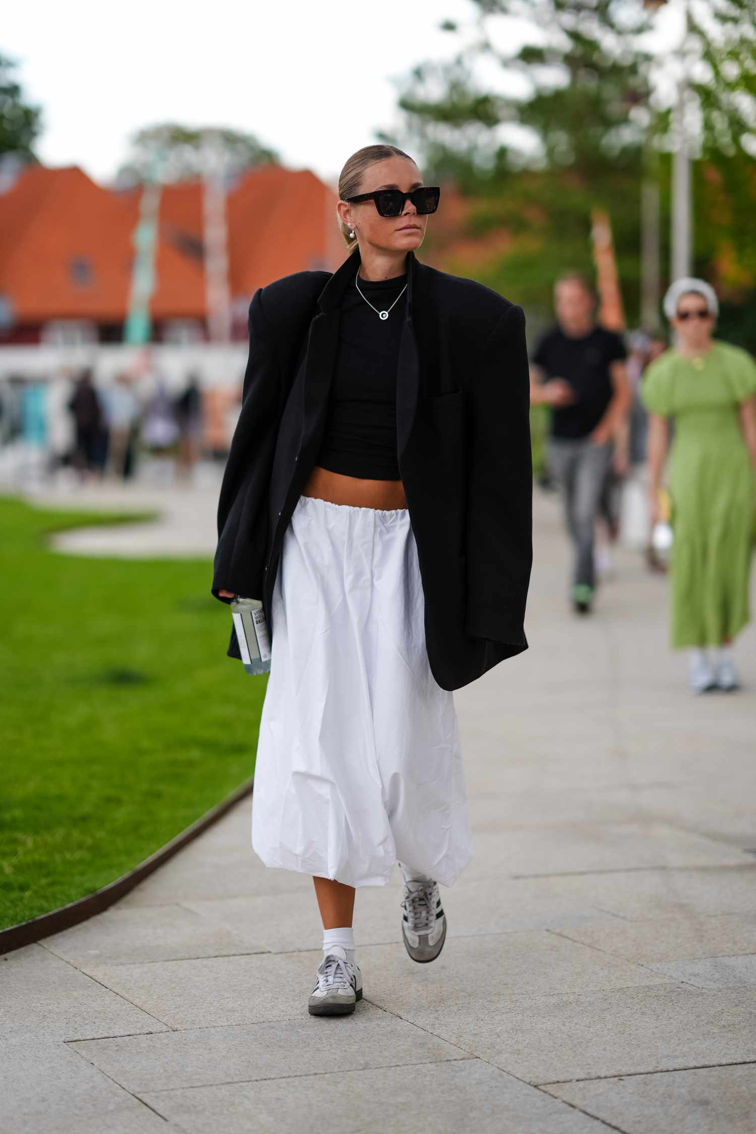 Streetwear Edge: Voluminous Skirt with Oversized Blazer Streetwear Edge: Voluminous Skirt with Oversized Blazer — Adidas Samba Outfits