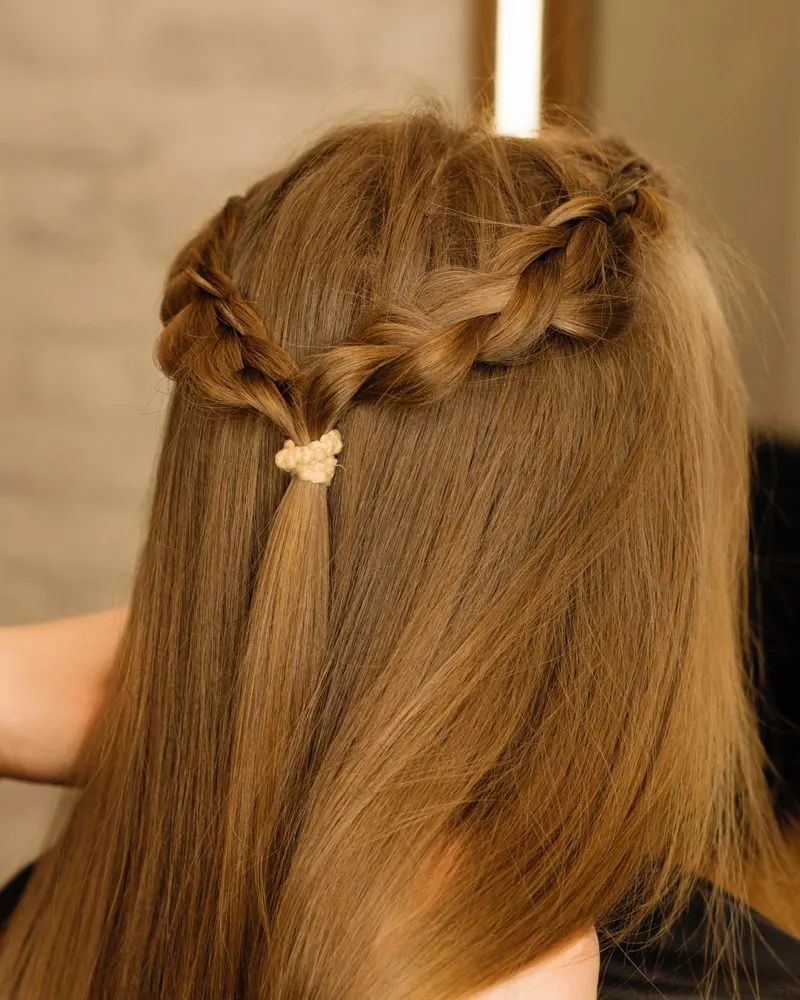 Visual Idea — This Hairstyle Features Long Haircuts for Teenage Girls