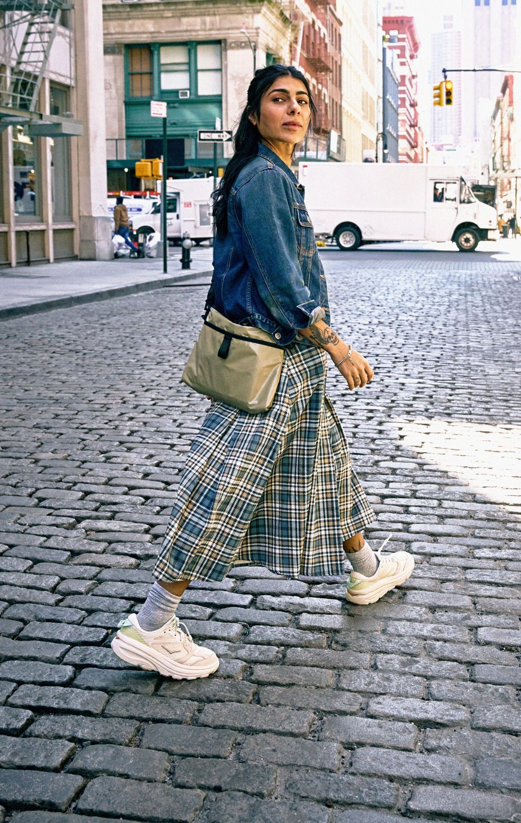 Casual Outing with White Hoka Sneakers and Plaid Skirt Casual Outing with White Hoka Sneakers and Plaid Skirt — Hoka Outfits
