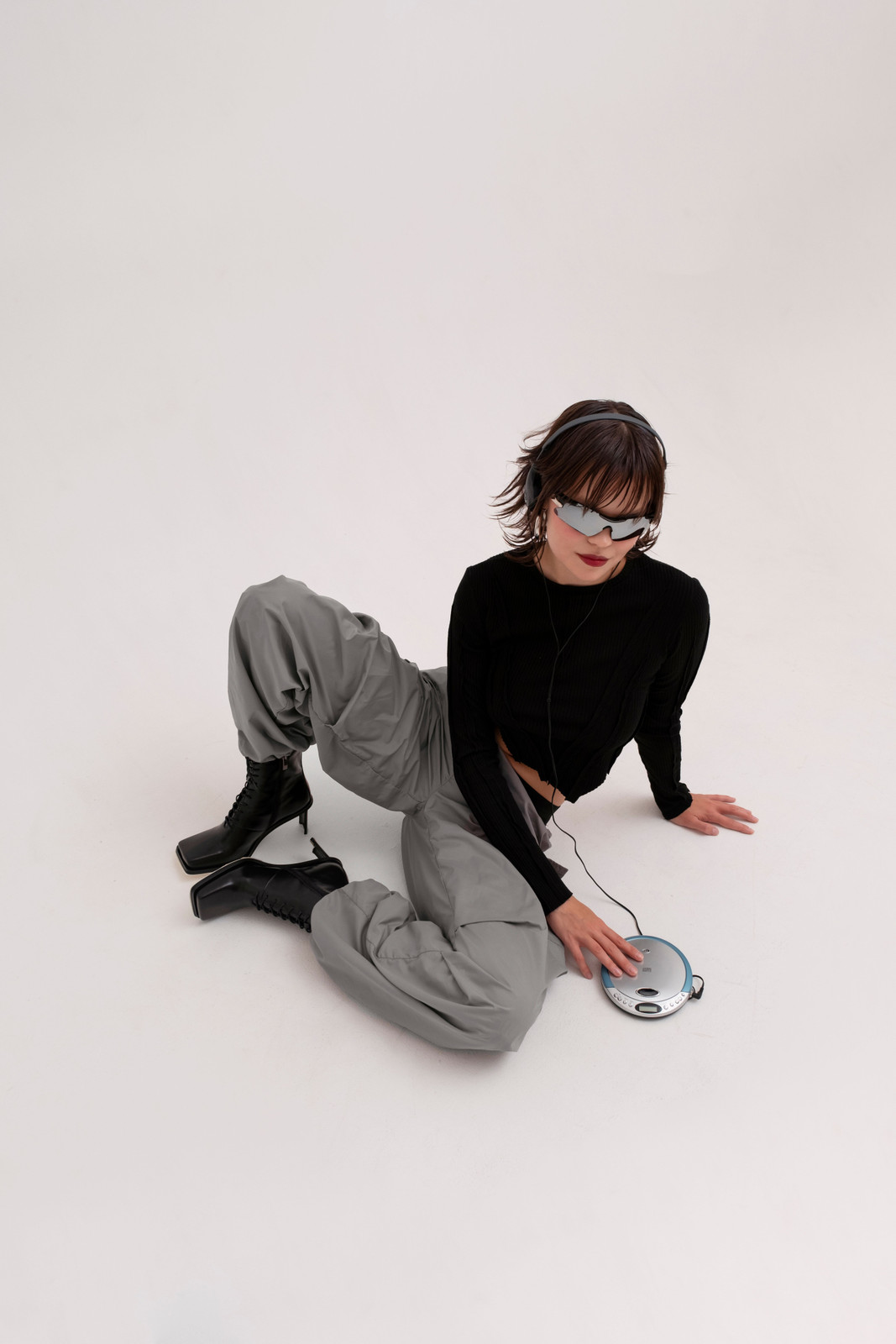 Ribbed Knit Top with Baggy Cargo Pants and Futuristic Sunglasses Ribbed Knit Top with Baggy Cargo Pants and Futuristic Sunglasses — Techwear Outfits