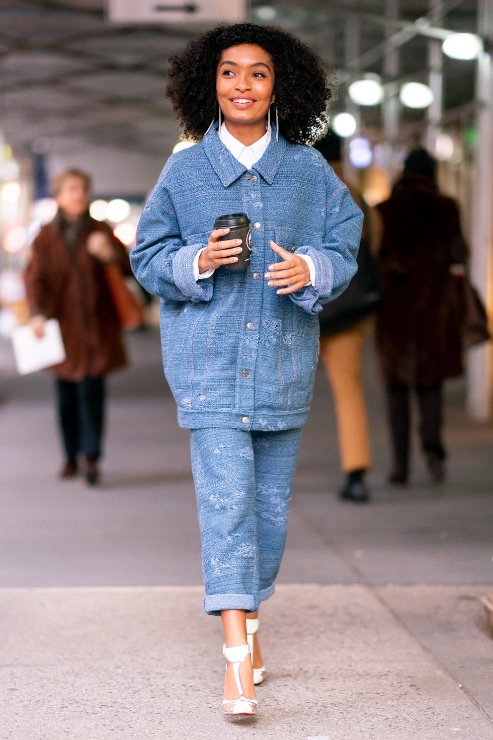 Monochromatic Denim with White Heels Monochromatic Denim with White Heels — Boyfriend Jeans Outfits