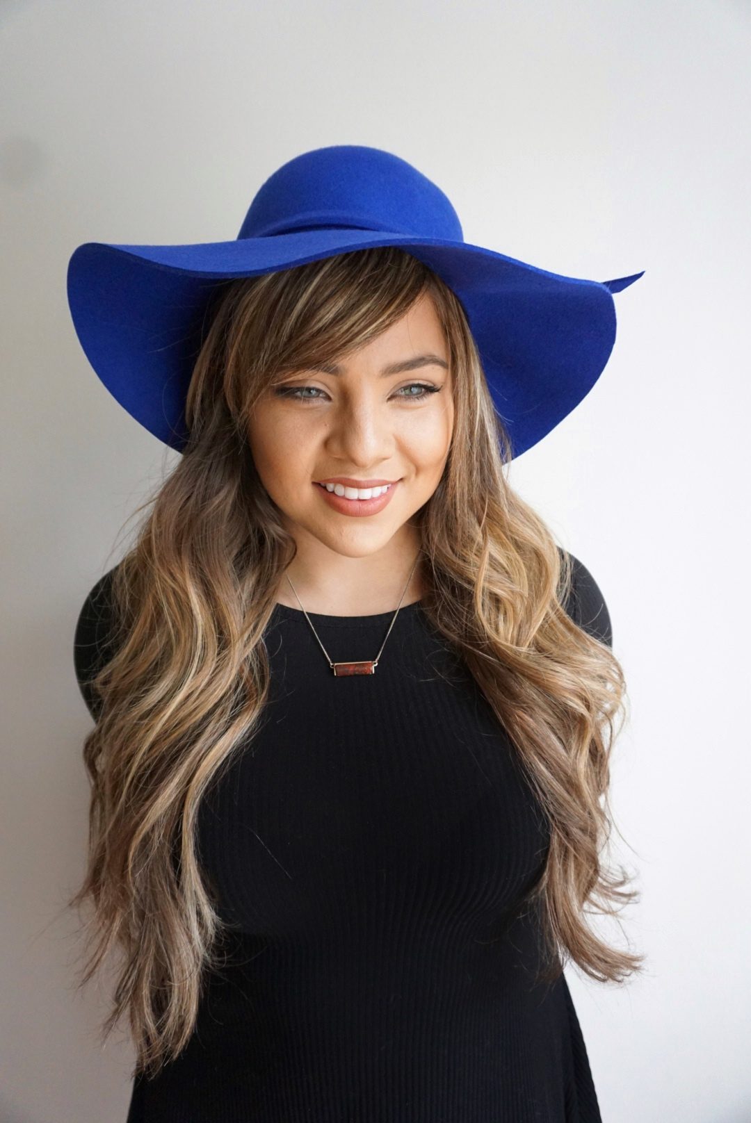 Blonde Loose Waves With Blunt Bangs Blonde Loose Waves With Blunt Bangs — Hat Hairstyles