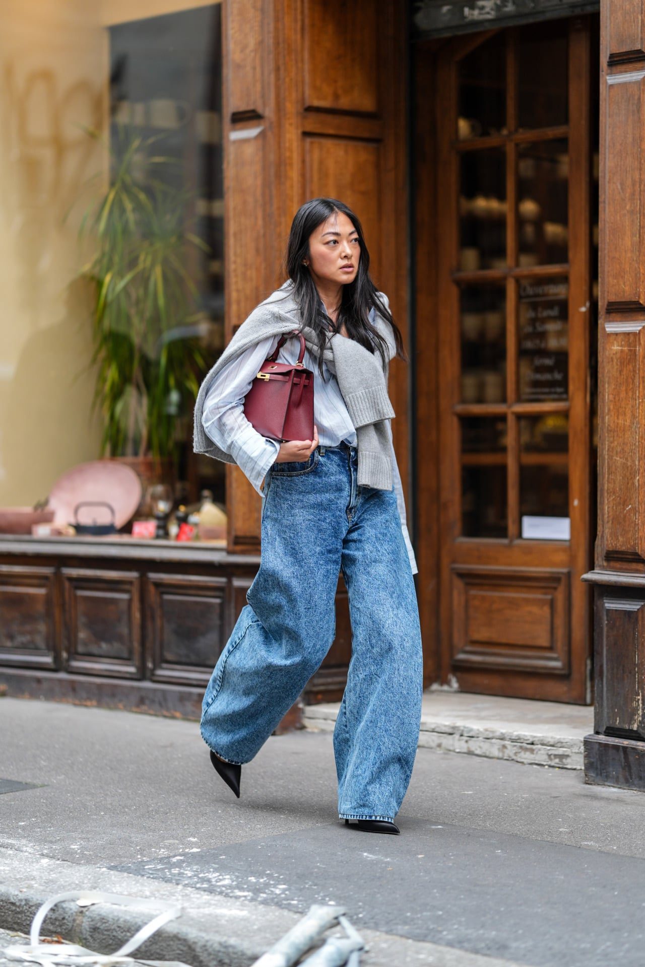 Oversized Barrel Jeans with Striped Shirt and Draped Sweater Oversized Barrel Jeans with Striped Shirt and Draped Sweater — Barrel Jeans Outfits