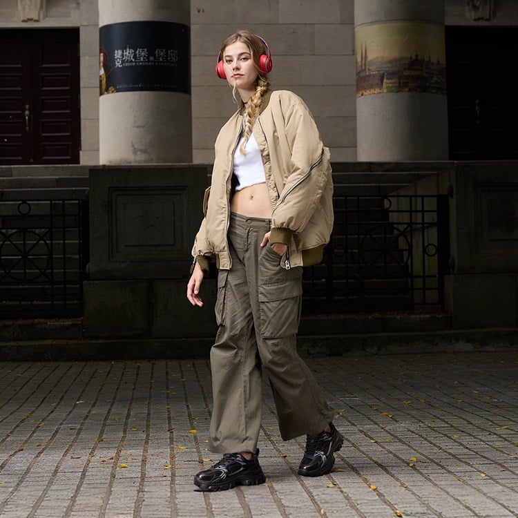 Cargo Pants and Bomber Jacket with Black Chunky Sneakers Cargo Pants and Bomber Jacket with Black Chunky Sneakers — Chunky Sneakers Outfits