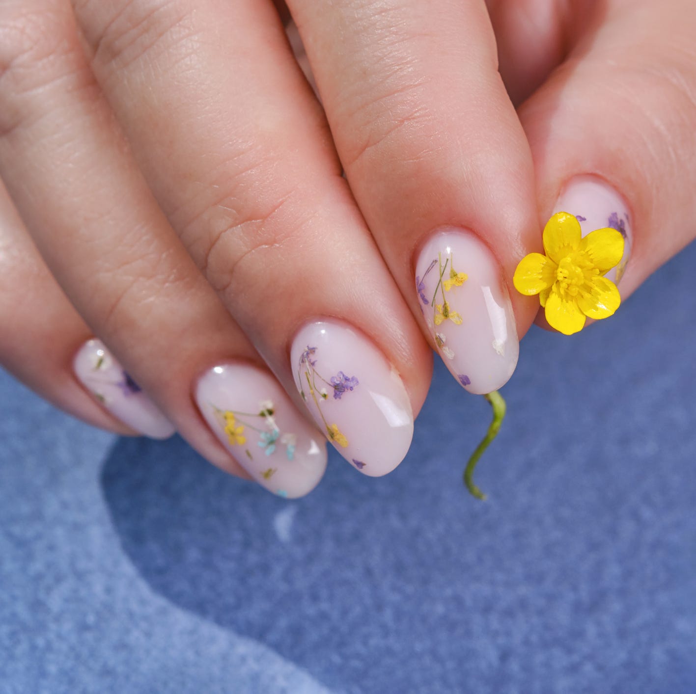 Short Oval Pressed Flower and Gold Flakes Short Oval Pressed Flower and Gold Flakes — Mom Nails