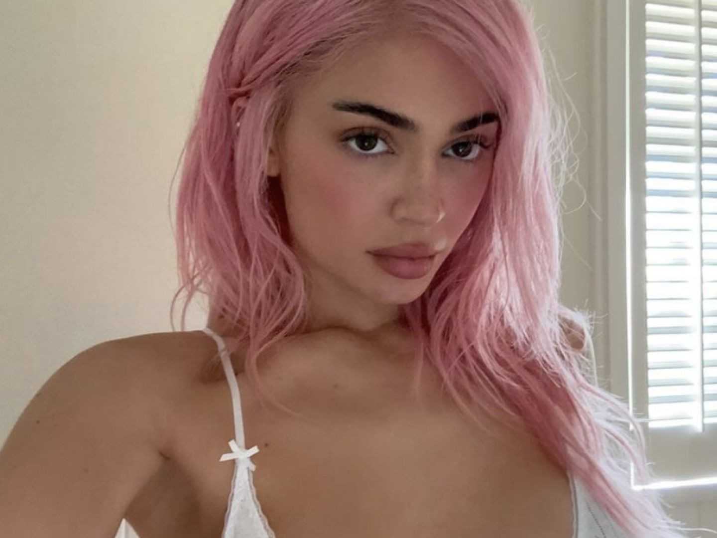 Shoulder Length Pink With Side Fringe Shoulder Length Pink With Side Fringe — Light Pink Hair