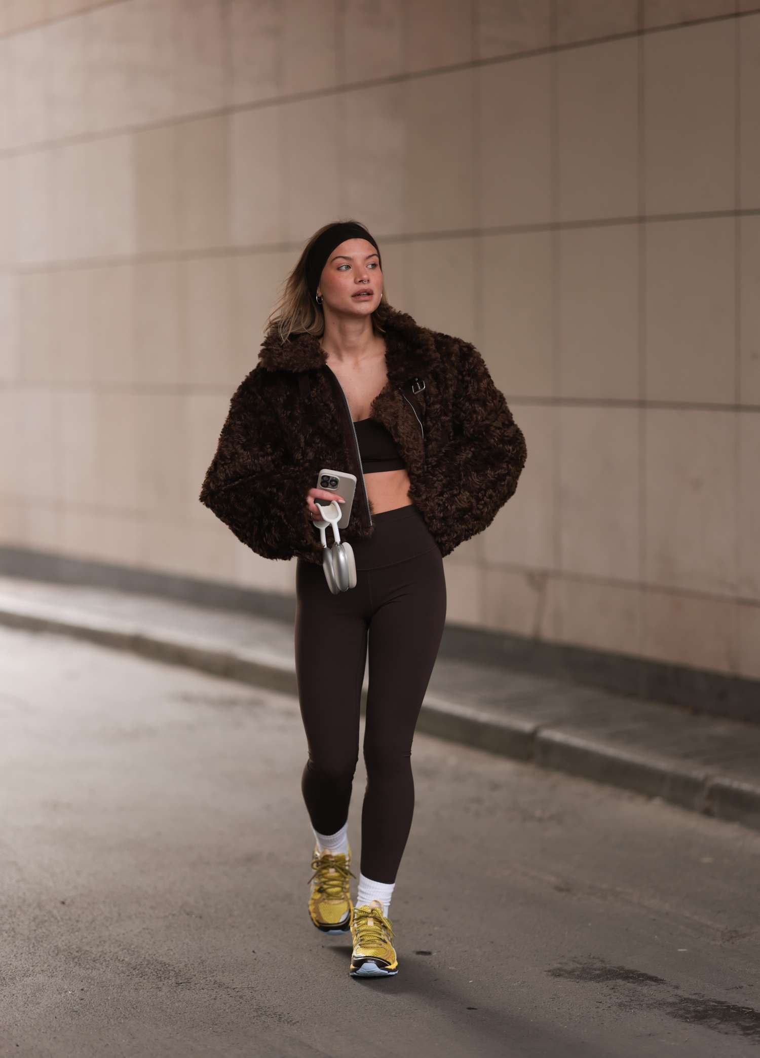 Dark Brown Leggings with a Cozy Fur Jacket — Legging Outfits
