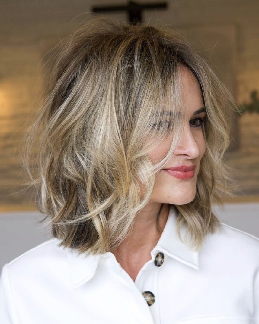 Wavy Collarbone Bob With Curtain Bangs — Layered Bob