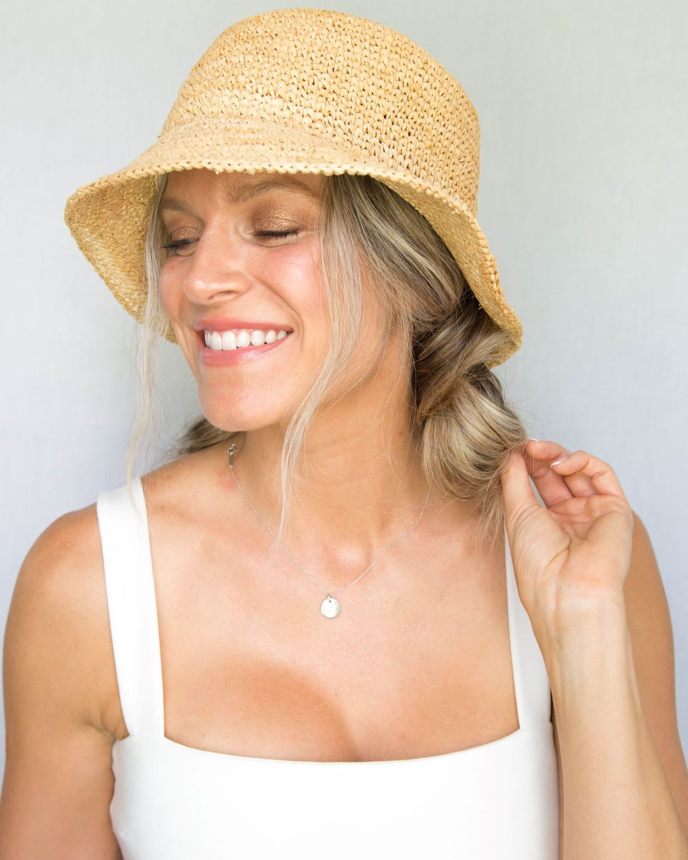 Shoulder-Length Blonde Side-Swept Braid with Straw Hat Shoulder-Length Blonde Side-Swept Braid with Straw Hat — Bucket Hat Hairstyles