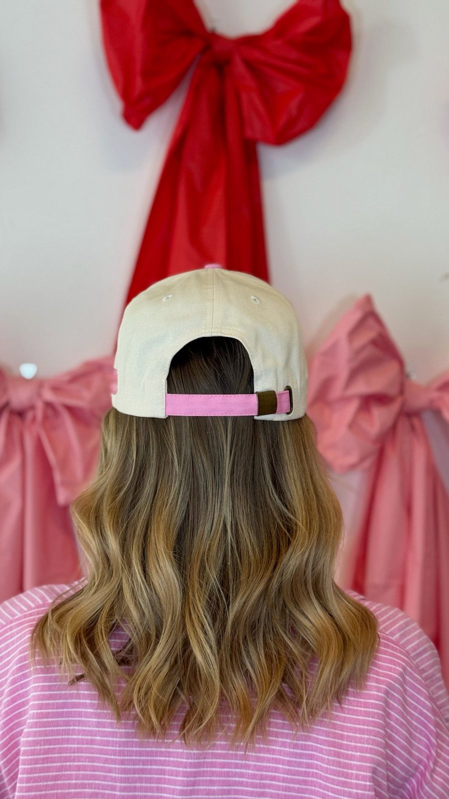 Shoulder-Length Blonde Waves Under a Cap Shoulder-Length Blonde Waves Under a Cap — Baseball Cap Hairstyles