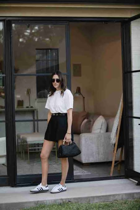 Classic Mini Skirt with T-shirt and Adidas Sneakers Classic Mini Skirt with T-shirt and Adidas Sneakers — Sneakers with Skirt Outfits