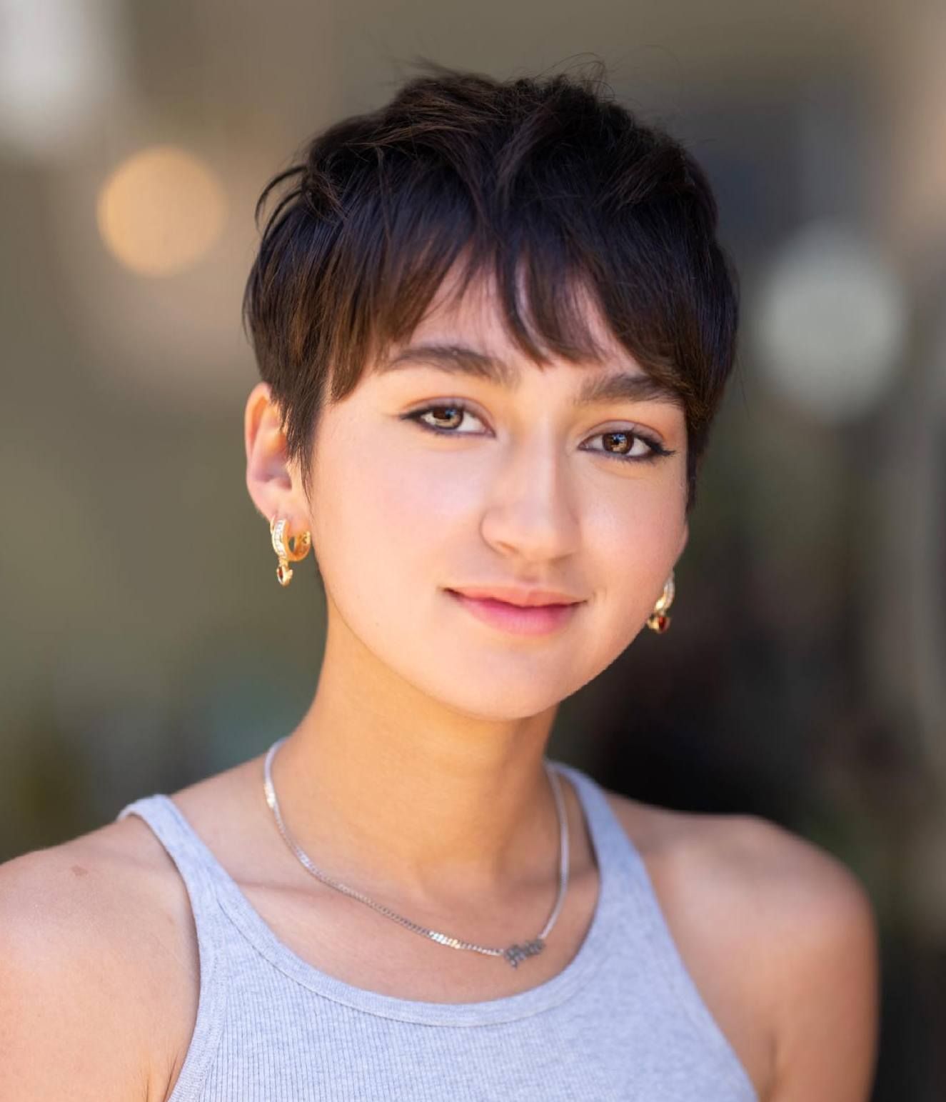 Textured Pixie With Side Swept Bangs — Haircuts for Round Faces