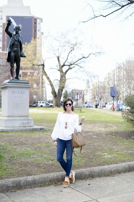 Voluminous Blouse with Fitted Jeans for Chic Travel Voluminous Blouse with Fitted Jeans for Chic Travel — Road Trip Outfits