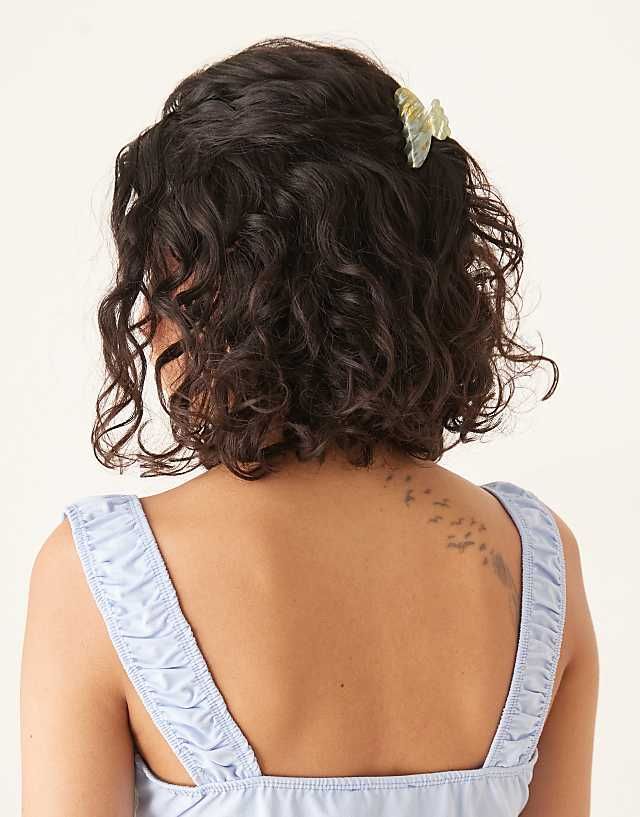 Half-Up Style for Curly Hair — Mini Claw Clip Hairstyles