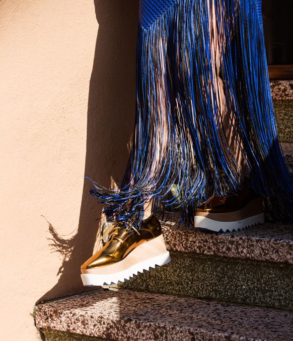Metallic Wedge Platforms with a Fringed Dress Metallic Wedge Platforms with a Fringed Dress — Platform Sneakers Outfits