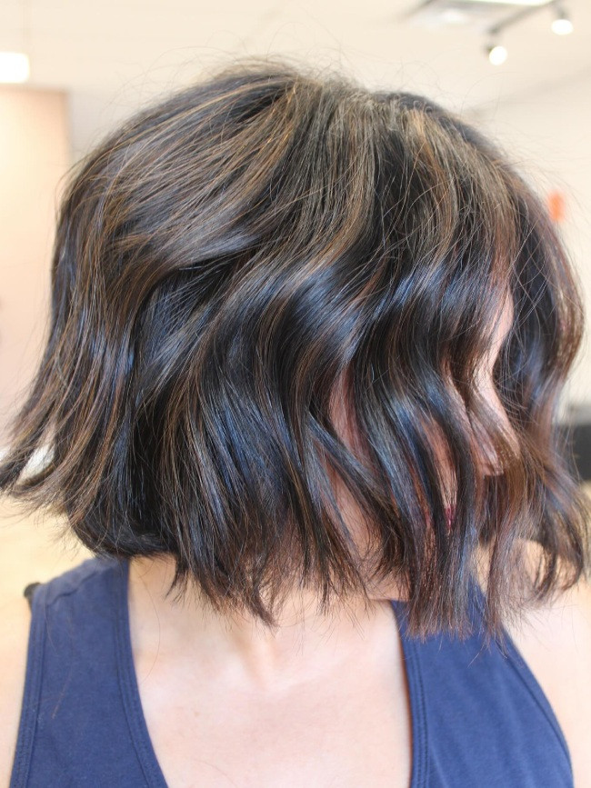 Collarbone Bob With Subtle Waves Collarbone Bob With Subtle Waves — Dark Brown Highlights