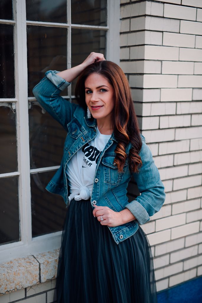 Casual Classic: Black Tulle Skirt with White T-Shirt and Denim Jacket — Tulle Skirt Outfits