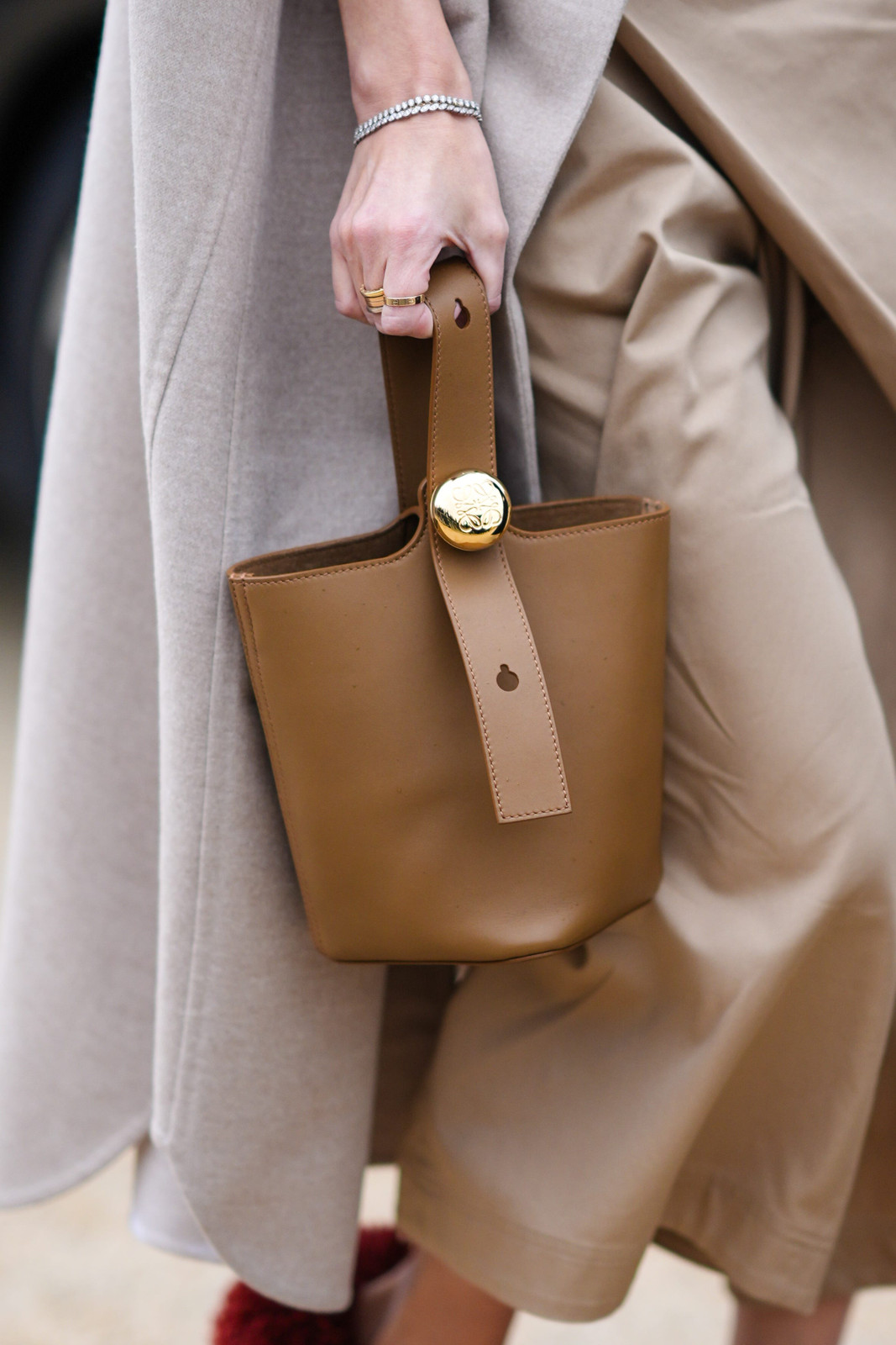 Chic Minimalism: Tan Bucket Bag with Gold Hardware — Bucket Bag Outfits