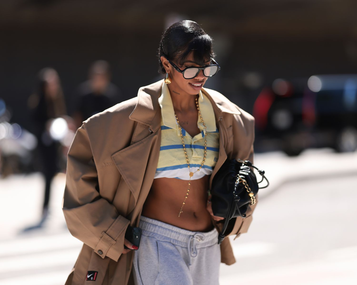 Trench Coat Over Striped Polo and Sweatpants for Chic Casual Trench Coat Over Striped Polo and Sweatpants for Chic Casual — Sporty Chic Outfits