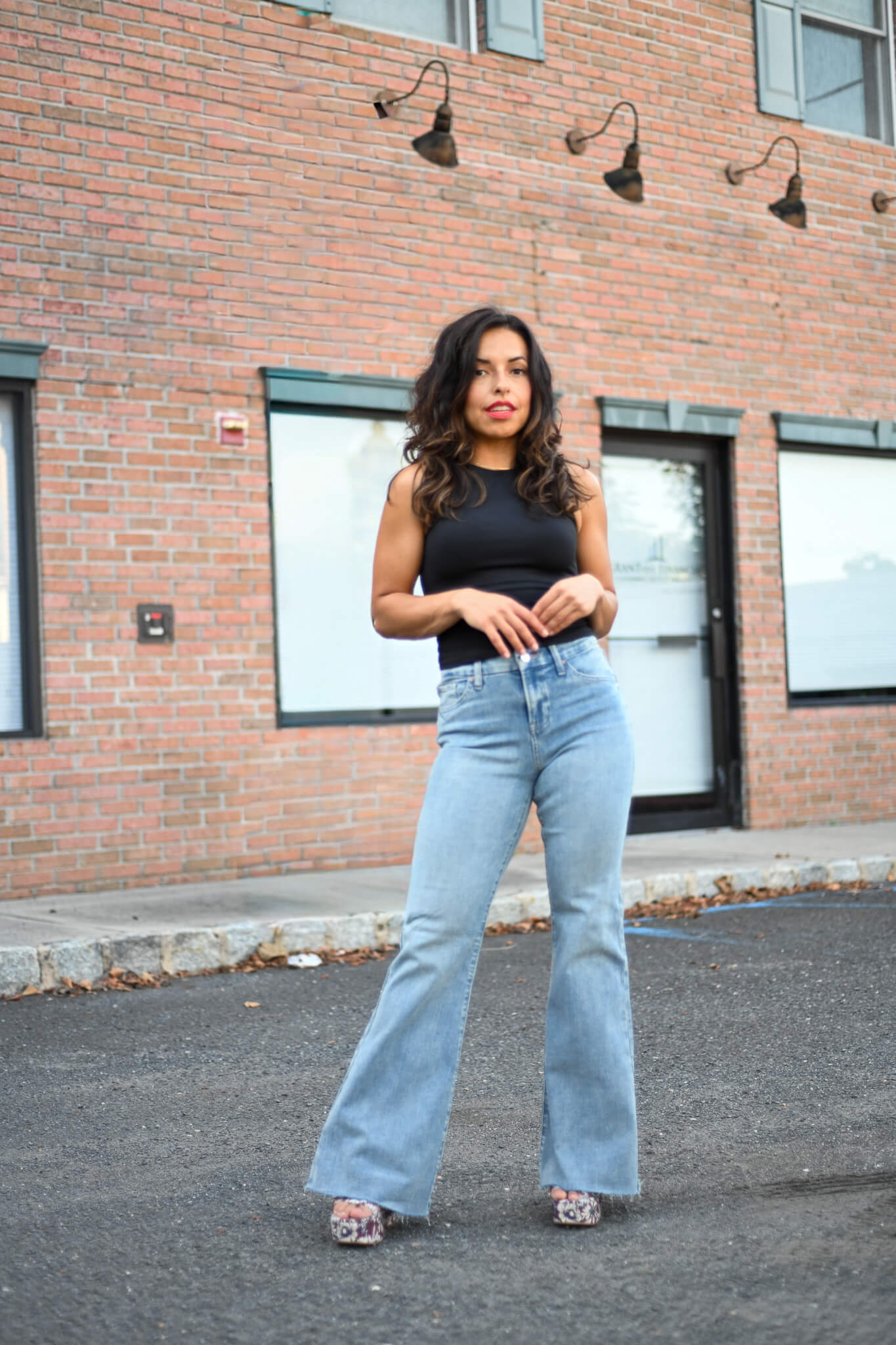 Flare Jeans with Distressed Detail and Snakeskin Sandals Flare Jeans with Distressed Detail and Snakeskin Sandals — Jeans Outfits