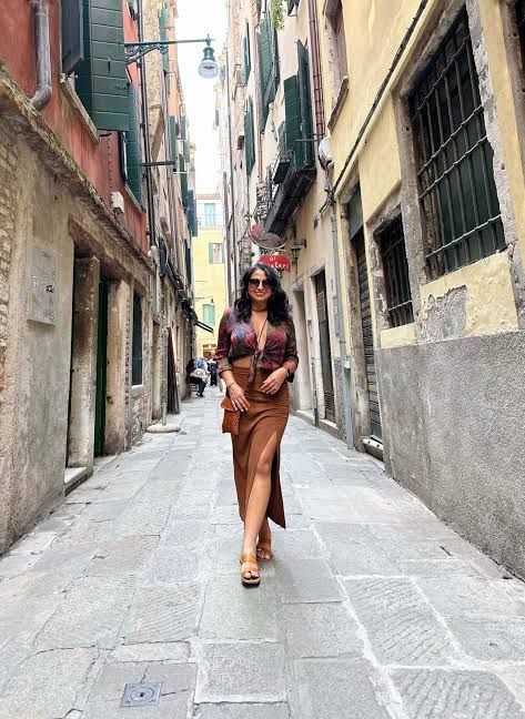 Chic Skirt and Cropped Top Combination — Venice Outfits