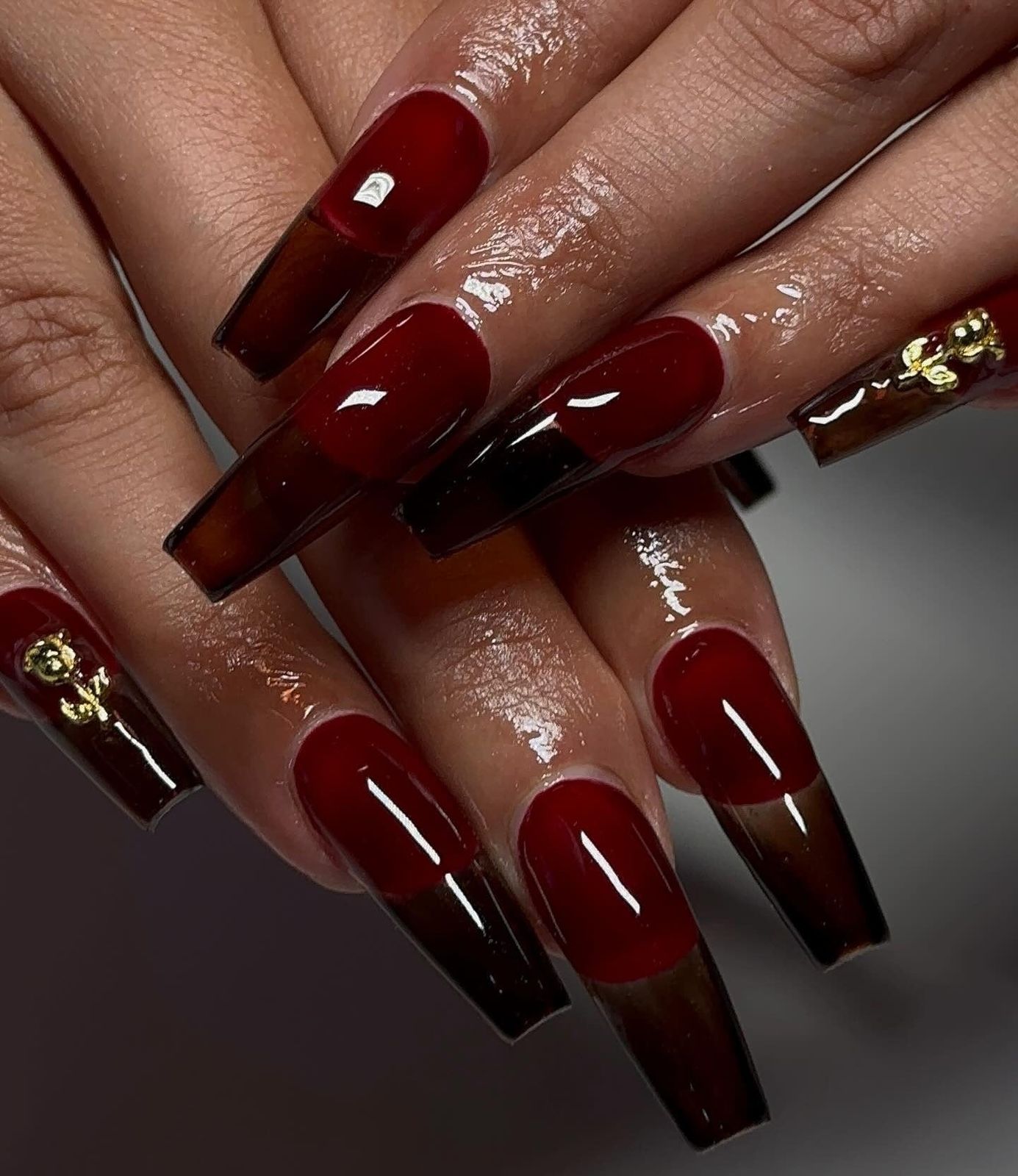 Jelly Red to Brown Gradient Coffin Nails with Charms Jelly Red to Brown Gradient Coffin Nails with Charms — Long Coffin Nails