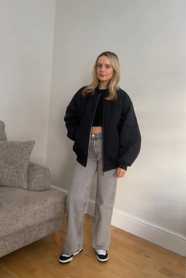 Black Bomber Jacket and Wide-Leg Jeans with Sneakers Black Bomber Jacket and Wide-Leg Jeans with Sneakers — New Balance 550 Outfits